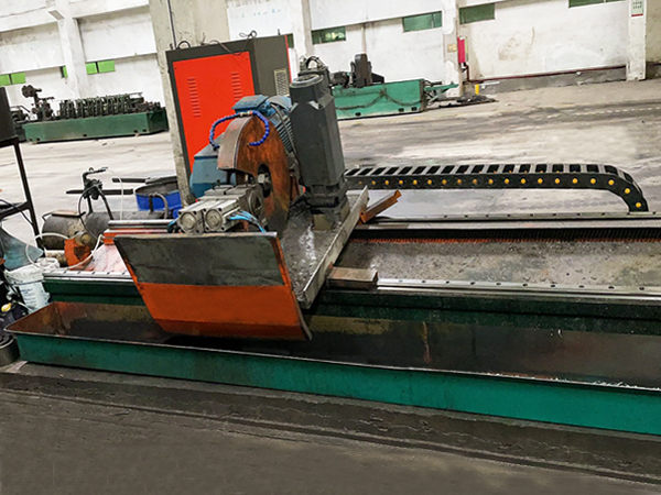 Why does the used roll forming machine flying saw saw lack of lubrication?